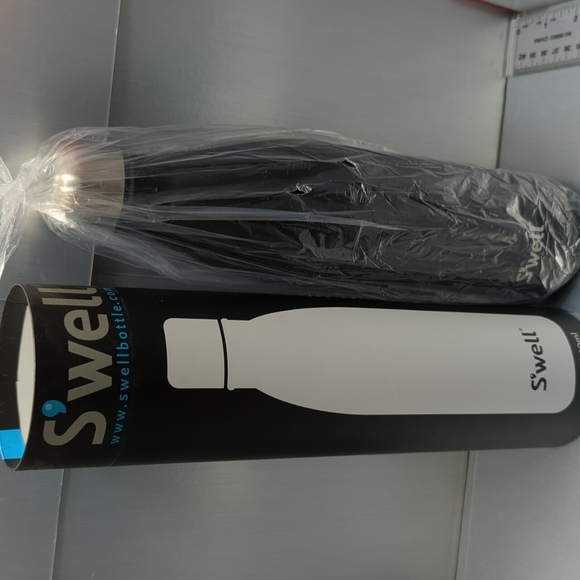 BNIB Swell Hot/Cold bottle 750 mL Black - Picture 2 of 11